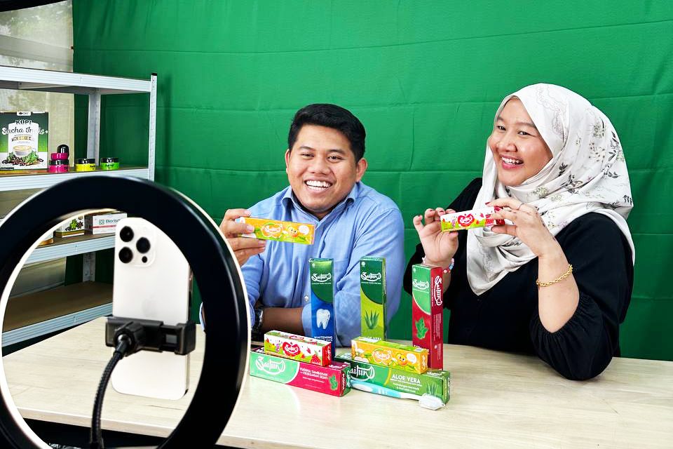 Marketing Hub & Live Selling Studio